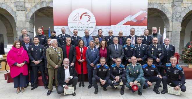 Revilla destaca el "trabajo encomiable" de bomberos y policías en la entrega de condecoraciones de la APLB