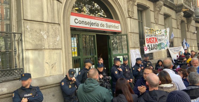 Ayuso ignora a los médicos que ya llevan más de 24 horas en el encierro de la Consejería de Sanidad