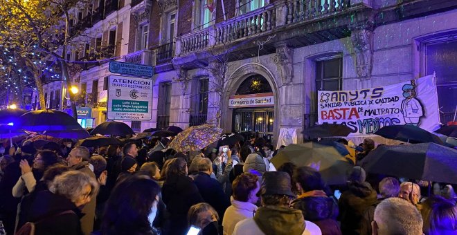 Cientos de vecinos se concentran a las puertas de la Consejería de Sanidad para apoyar a las médicas encerradas