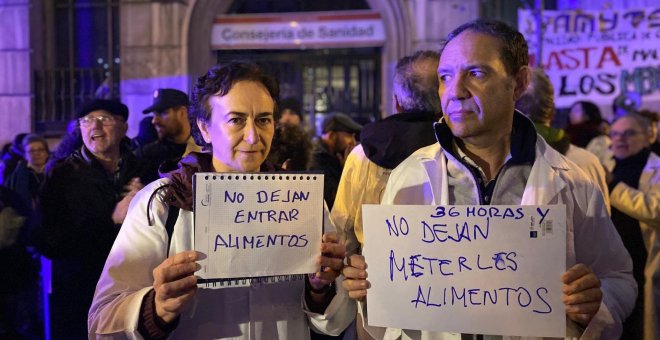 Ayuso prohíbe entregar comida a las médicas encerradas, que solo se alimentan de lo que queda en la máquina de autoservicio