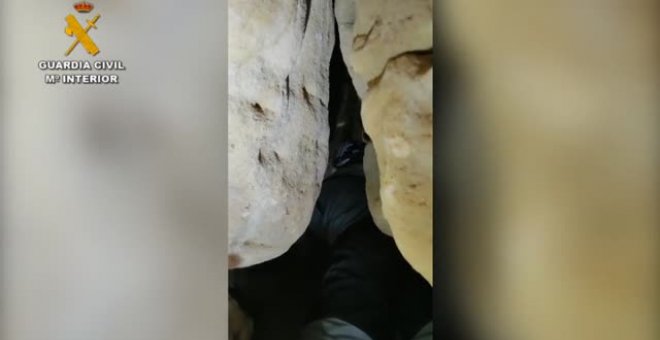 La Guardia Civil rescata a una perra atrapada en una cueva en Teruel