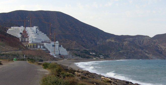 Ecologistas en Acción lleva una queja ante el CGPJ por las dilaciones en el caso Algarrobico