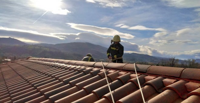 Los bomberos atienden 34 incidencias por el viento en apenas 24 horas