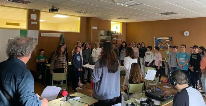 El coro del I.E.S. La Marina interpreta unos villancicos en su aula de música