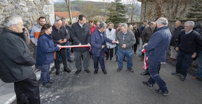 Revilla asegura que la carretera Ramales de la Victoria-La Gándara estará la próxima legislatura