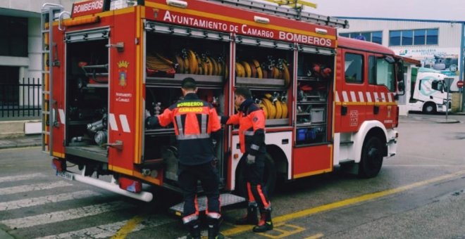 Arde una nave de residuos de Cacicedo, que deja dos personas atendidas por el humo