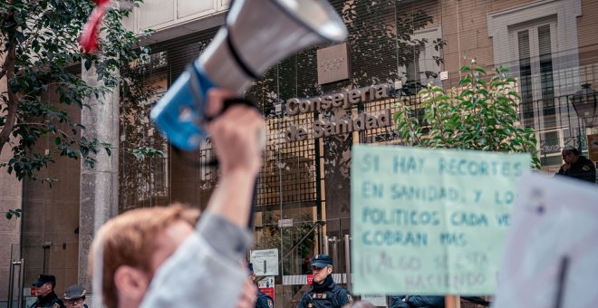 Ayuso agota a los médicos, que aplazan su huelga ante un posible acuerdo que no aumenta el dinero para la Atención Primaria