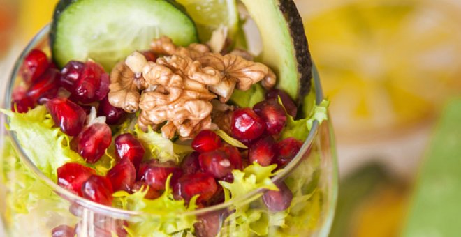 Pato confinado - Receta de ensalada navideña de escarola con granadas y nueces