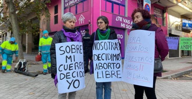 Feministas combaten el acoso de grupos ultracatólicos delante de la clínica Dator: "Estamos aquí para proteger a las mujeres"