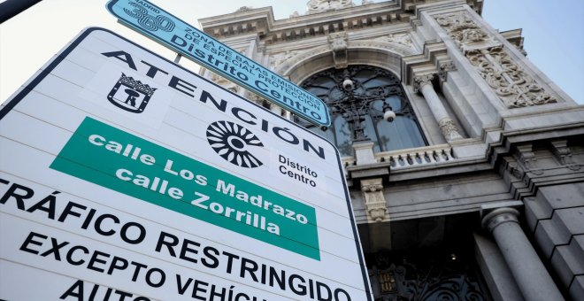 La nueva regulación de Zonas de Bajas Emisiones para 2023 restringe el acceso de vehículos en las ciudades, fomenta el transporte colectivo y los puntos de recarga eléctricos