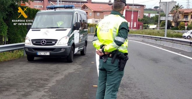 Conduce sin carné, sufre un accidente y se da a la fuga dejando dos heridos