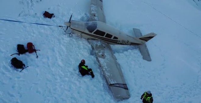 Consiguen aterrizar de emergencia una avioneta en medio de los Dolomitas