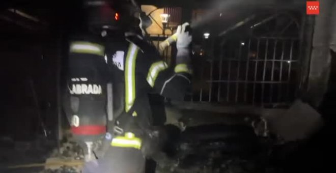 Siete intoxicados por el humo de un incendio en un chalet de Fuenlabrada