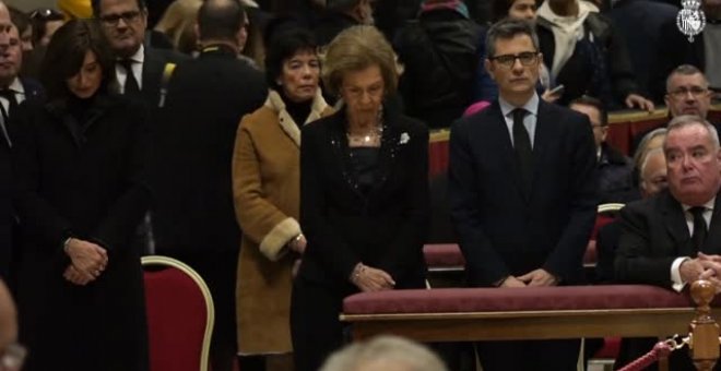 La Reina Sofía y el ministro Bolaños visitan la capilla ardiente de Benedicto XVI