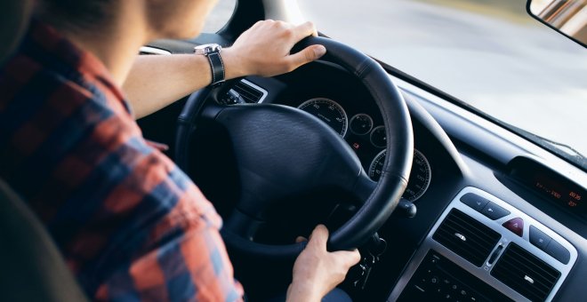 Las ventas de coches se hunden en Catalunya a causa del gran 'stock' sin entregar por la falta de semiconductores