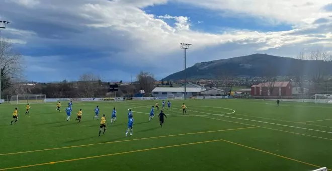 El estadio de fútbol estrena césped artificial de renting con opción de compra