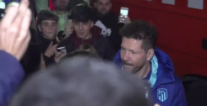 Baño de masas para el Atleti en su llegada a Almería