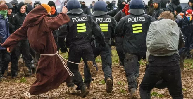 La surrealista escena de unos policías atascados en el barro en medio de una protesta climática: "La naturaleza es sabia"