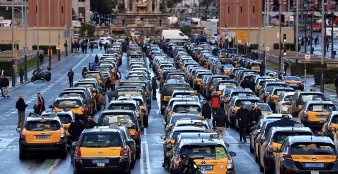 Centenars de taxistes es manifesten pel centre de Barcelona per reclamar més control sobre les VTC