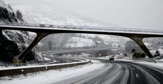 Cerrados cuatro puertos de montaña y cadenas en tramos de la N-621 y N-629 y en seis carreteras