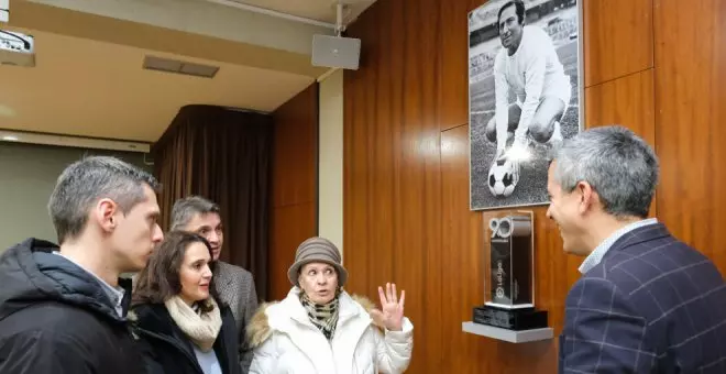 La familia de Gento dona al Gobierno el trofeo al jugador cántabro con más campeonatos de Primera División