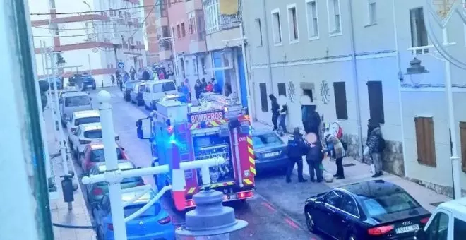 Trasladado al hospital un guardia civil y atendido un policía local por el incendio de una vivienda en Castro Urdiales