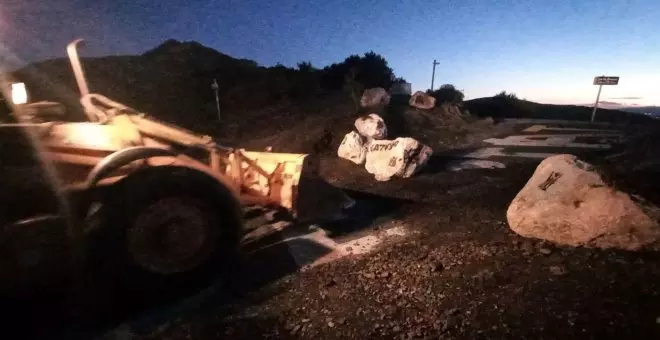 Reobren el pas fronterer del coll de Banyuls amb una excavadora