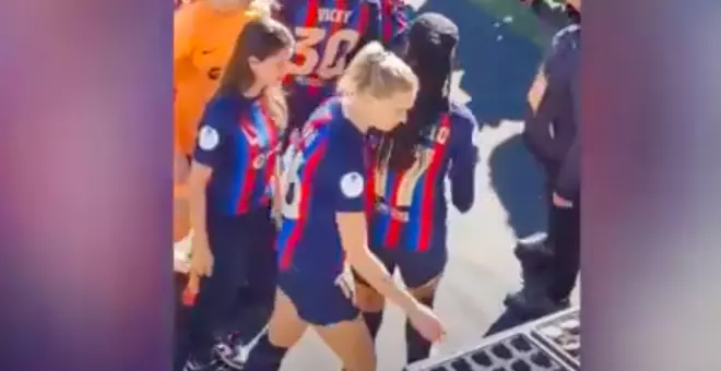 Las jugadoras del Barça tienen que coger las medallas de campeonas de Supercopa ellas mismas