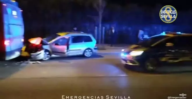 Un conductor ebrio empotra su coche contra un autobús de pasajeros en Sevilla