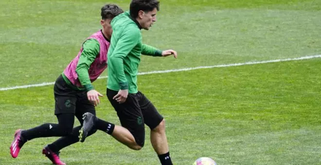 Racing y Club Deportivo Tenerife miden sus fuerzas la noche del viernes en Los Campos de Sport