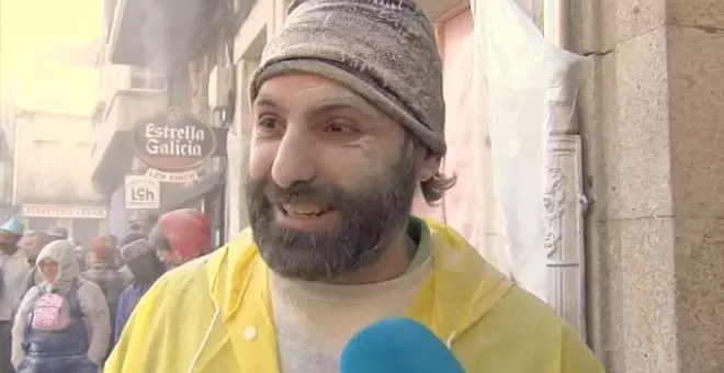 Arranca el carnaval gallego con la tradicional batalla de la harina en Xinzo de Limia