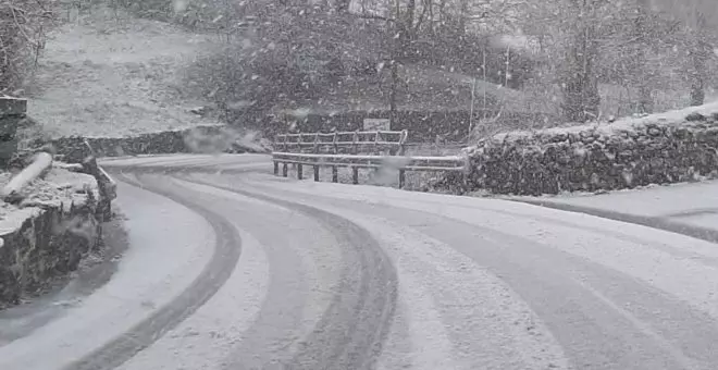 Cerrados cuatro puertos de carretera por la nieve y ya no se precisan cadenas en ninguno