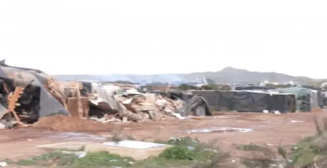 Incendio y desalojo en un asentamiento de chabolas de Níjar