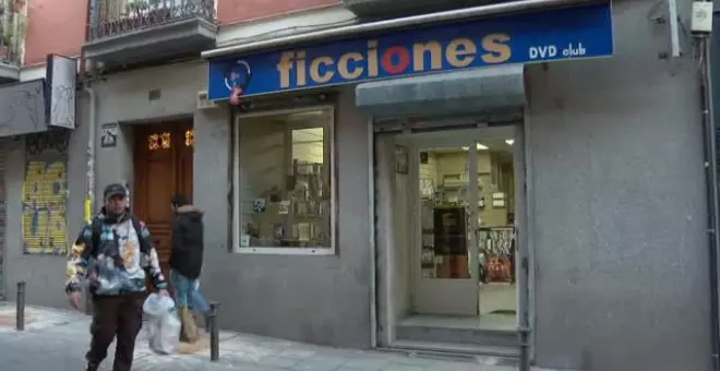 Comercios de barrio, como un videoclub, sobreviven gracias a la paquetería