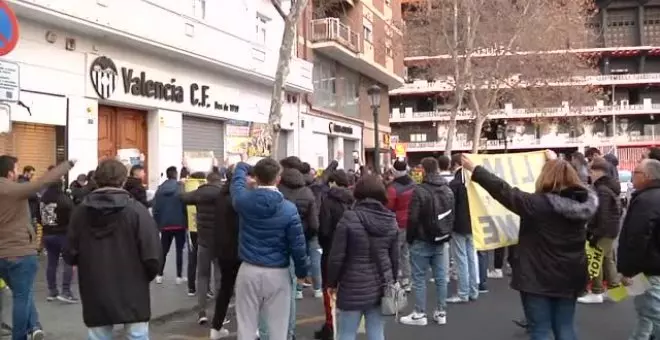 Protesta de aficionados del Valencia contra Peter Lim por la situación del equipo y la gestión del club