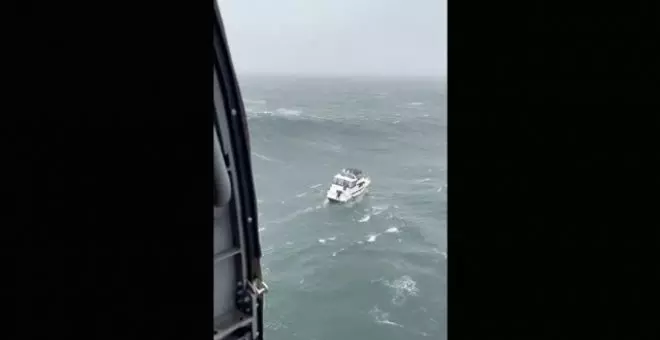 Rescatan a un hombre en EEUU después de que una ola de doce metros hundiera su barco