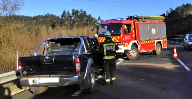 Un herido leve en el vuelco de un coche al chocar contra otro en la A-8 en Mazcuerras