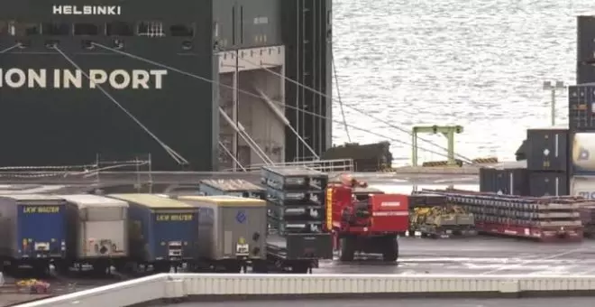 Los 20 blindados TOA M-113 embarcan en el Puerto de Bilbao a la espera de zarpar rumbo a Ucrania