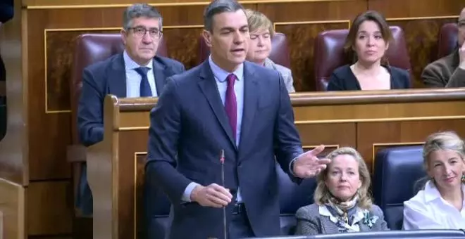 El PP acusa a Sánchez de presidir un Gobierno que se "descompone" por el 'sólo sí es sí' y el presidente responde que él da la cara