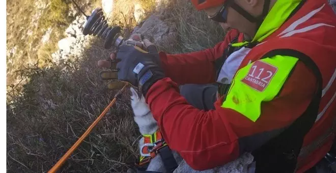 Un joven y un perro se quedan atrapados en la ruta de los Ojos del Diablo