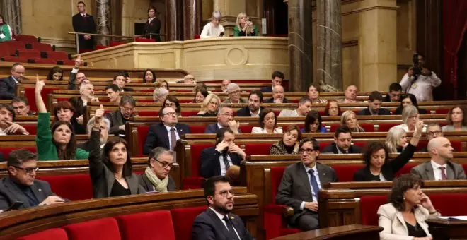 Junts, PSC i ERC tiren endavant la llei que permetrà als ajuntaments requerir el desnonament d'ocupacions "conflictives"