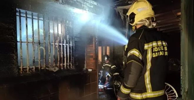 Un incendio daña la habitación y la terraza de una vivienda en El Sardinero