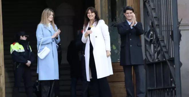 Borràs inicia el judici pel cas ILC envoltada de desenes de manifestants i alguns dirigents de Junts i l'ANC