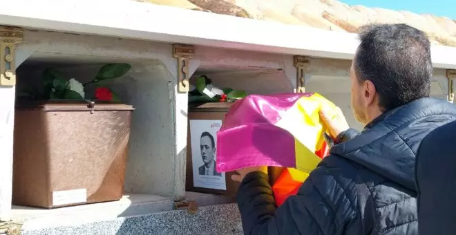 Las familias de seis republicanos víctimas de la represión franquista reciben sus restos y honran su memoria en Manzanares