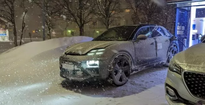 El Porsche Macan eléctrico es pillado in fraganti mientras carga y sus cifras son prometedoras