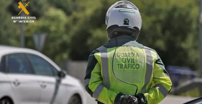 Fallece un motorista de 43 años tras salirse de la vía y chocar contra un vehículo estacionado en Puente Viesgo