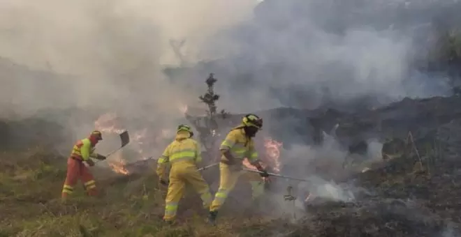 12 incendios forestales activos en Cantabria, uno estabilizado y cuatro controlados