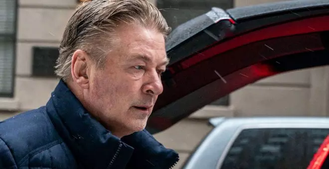 La Fiscalía de EEUU rebaja los cargos contra el actor Alec Baldwin