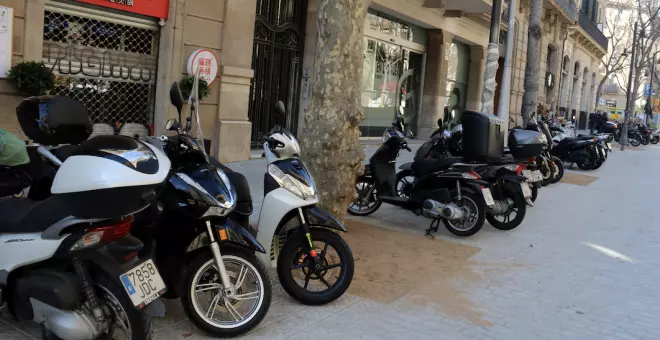 Les motos no podran aparcar a les voreres d'entorns escolars i hospitalaris a Barcelona