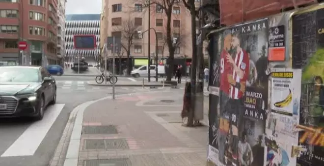 Iker Muniain y Chimy Ávila se funden en un apasionado beso en Bilbao